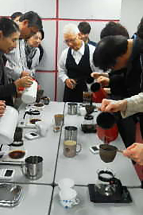 中日文化センター名古屋栄教室にてデミタスコーヒーを淹れる大坊氏
