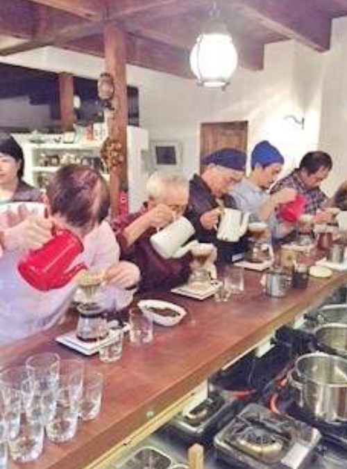 珈琲教室のドリップの風景